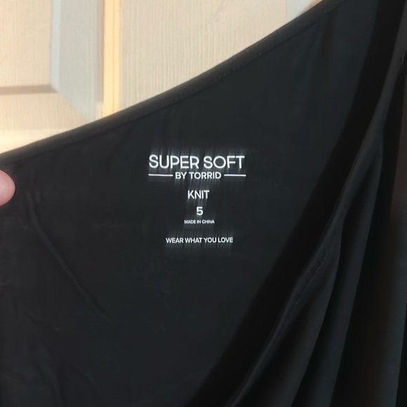 TORRID SUPER SOFT ONE SHOULDER TIE FRONT CROP TOP: BLACK: NEW WITH TAGS: SIZE 5 - Picture 3 of 5